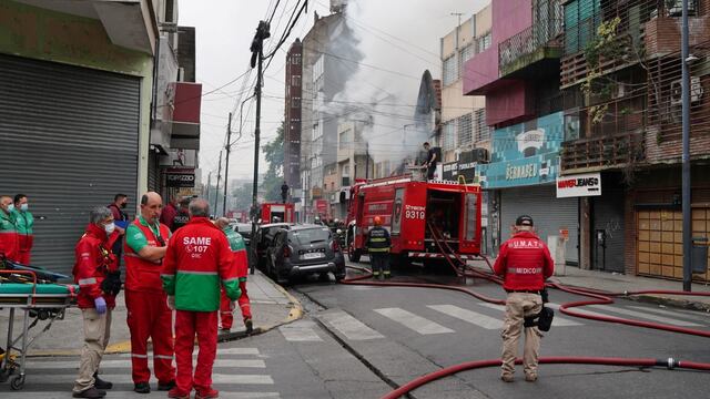 Cinco dotaciones de Bomberos de la Ciudad lograron controlar el incendio de una galería en el barrio porteño de Floresta.