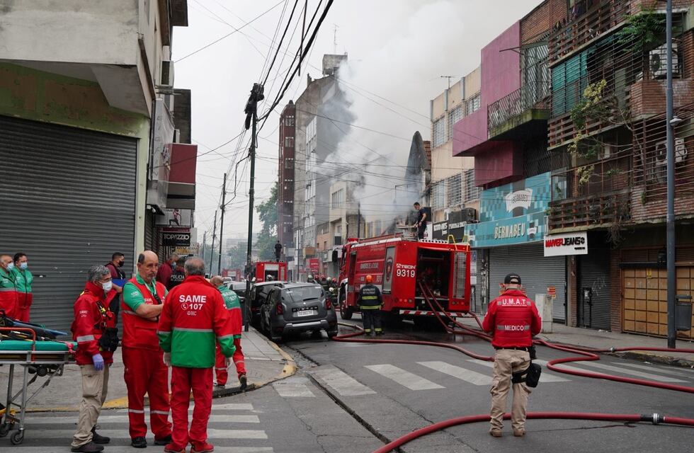 Floresta: Bomberos controlaron el impresionante incendio en una galería comercial