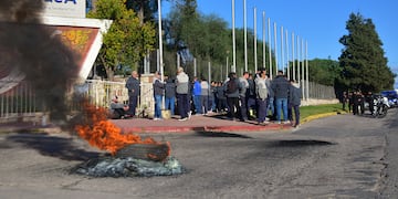Desde el lunes, la planta de Fadea permanece cerrada por 72 horas y empleados acampan en el lugar por la falta de salarios. (Pedro Castillo / La Voz)