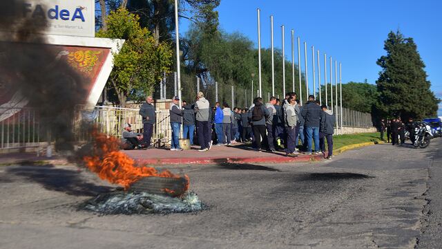 Desde el lunes, la planta de Fadea permanece cerrada por 72 horas y empleados acampan en el lugar por la falta de salarios. (Pedro Castillo / La Voz)