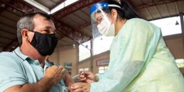 Mayores de 18 años con primera dosis de Sputnik V pueden combinar vacunas con la Moderna o AstraZeneca a partir de hoy