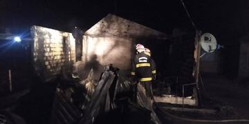 Los Bomberos Voluntarios de Villa Atuel trabajaron para sofocar las llamas.