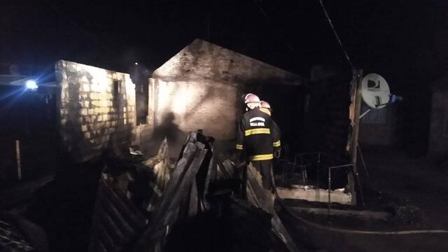 Los Bomberos Voluntarios de Villa Atuel trabajaron para sofocar las llamas.
