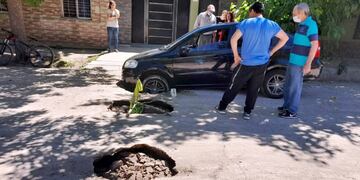No lo podían creer: se les abrió el suelo y quedaron incrustados con los autos en el asfalto.