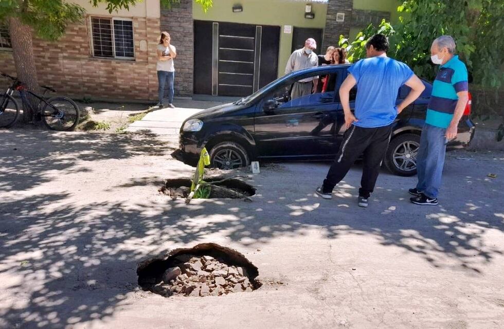 No lo podían creer: se abrió el suelo y quedaron incrustados en el asfalto