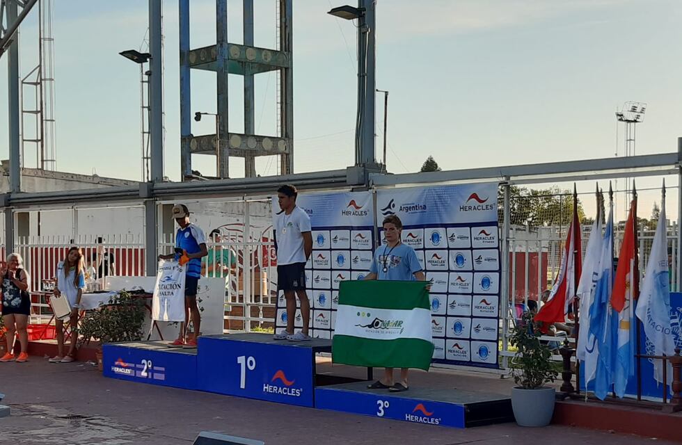 Fabricio Grumelli logró llevarse la medalla de bronce en los 50 metros espalda en el República en Rosario