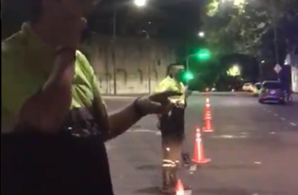 Un inspector de tránsito de La Plata sorprendió al usar lenguaje de señas en un operativo