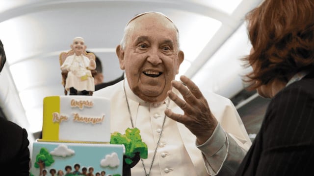 Festejó su cumpleaños en el avión.