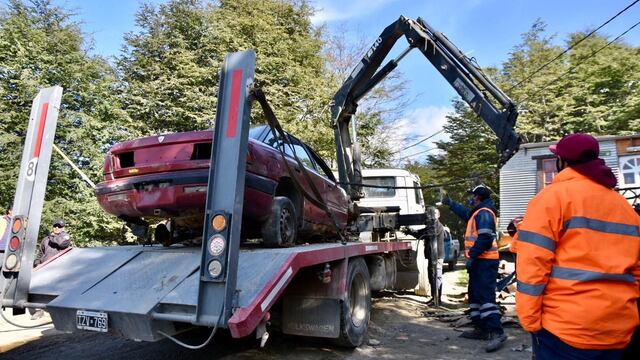 La Municipalidad realizó una jornada de limpieza en los barrios Dos Banderas, Las Raíces y La Cima.