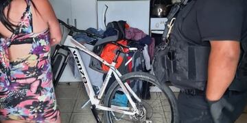 Le robaron la bicicleta, descubrió que la vendían en Facebook y ayudó a la policía a recuperarla.