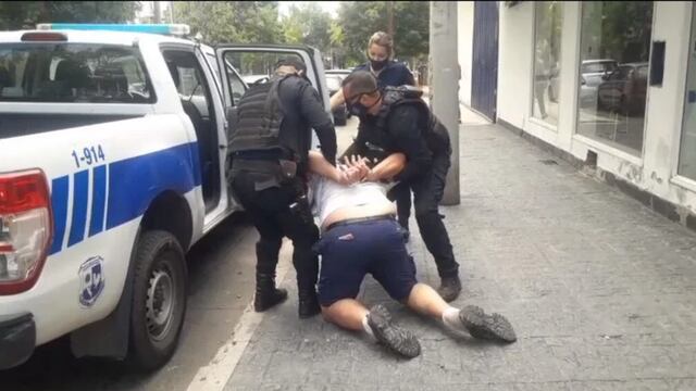 Personal policial logró reducir y detener al hombre luego de varios actos de agresión. Foto: Radio La Bomba.