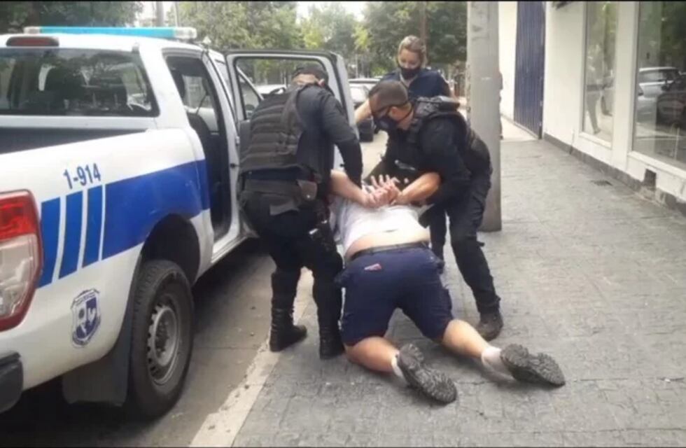 Rápido y furioso: conducía a gran velocidad y agredió a un inspector municipal