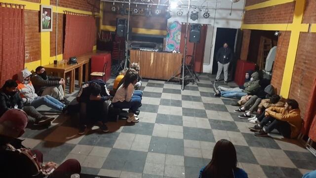 Los jóvenes, todos mayores de edad, fueron demorados y sumariados por integrantes de la Brigada Covid de la Policía de San Luis. Gentileza
