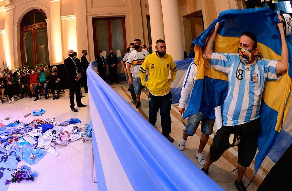 Desde el entorno de Maradona aseguran que firmó un documento en el que pedía que lo embalsamen