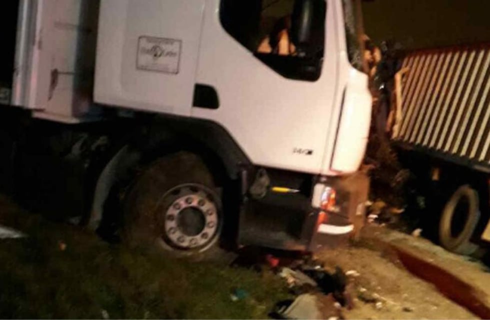 Murió un chofer en un choque entre dos camiones