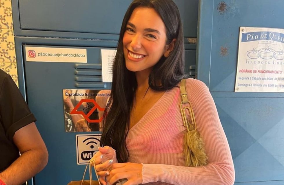 El look “bostero” de Dua Lipa para recorrer Buenos Aires: sus fotos en Caminito