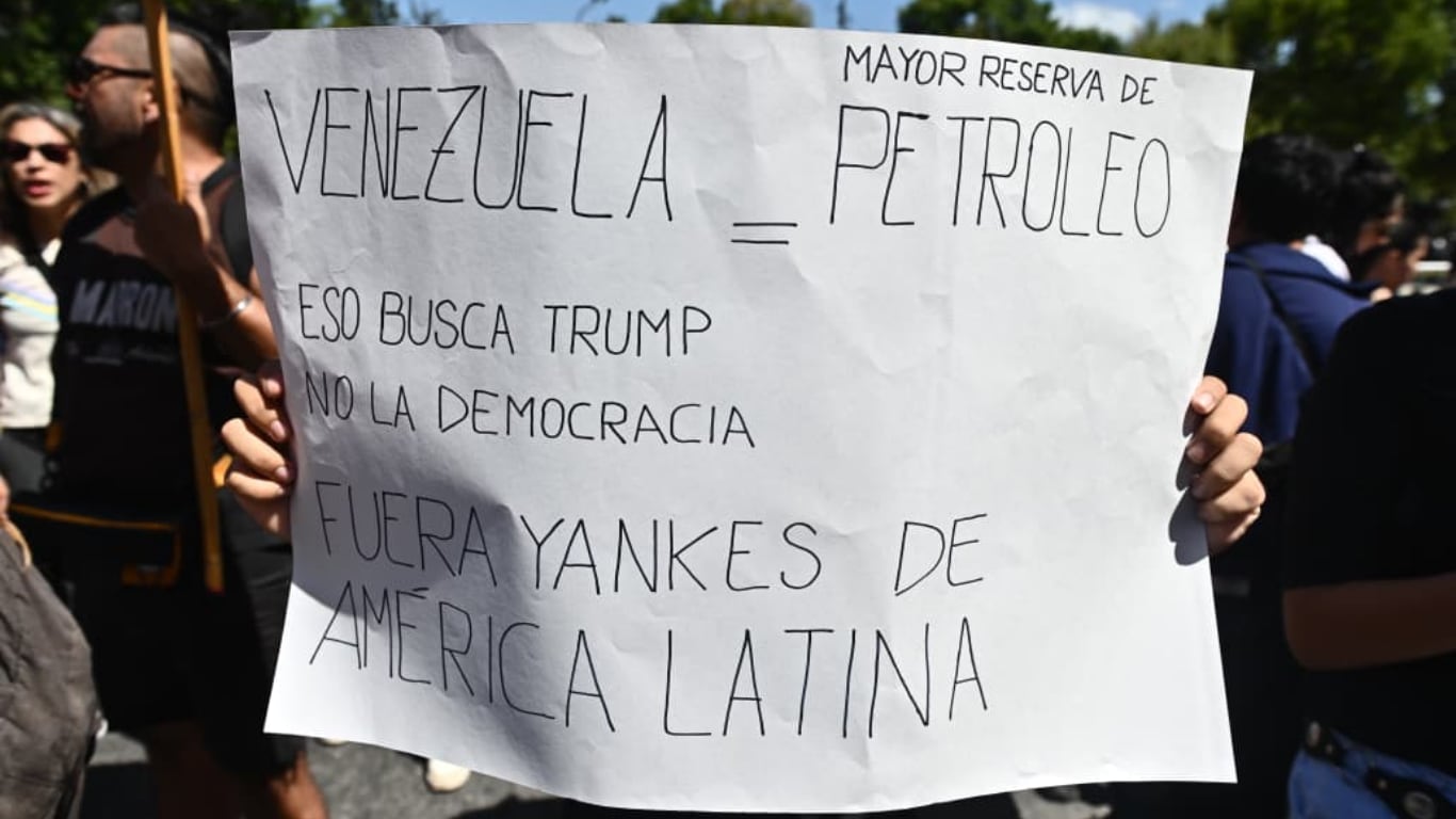 Movilización ante la embajada norteamericana para rechazar el intervención militar norteamericana en Venezuela, los bombardeos y el secuestro de Maduro.