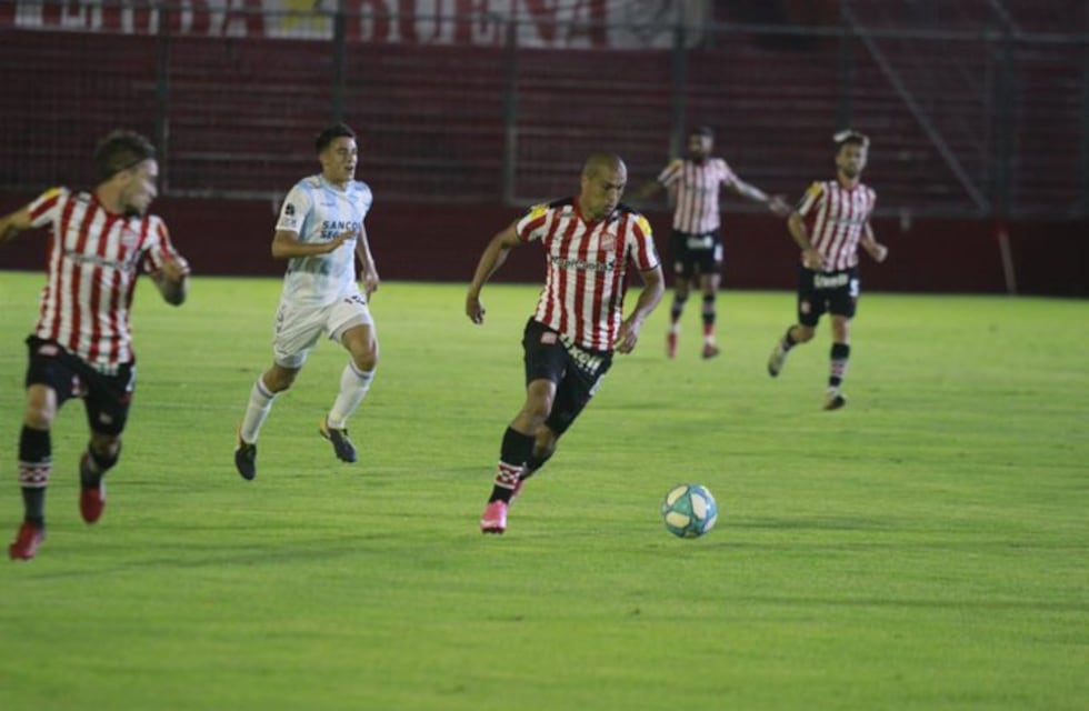 Atlético de Rafaela goleó 3 a 0 a San Martín en Tucumán y quedó puntero
