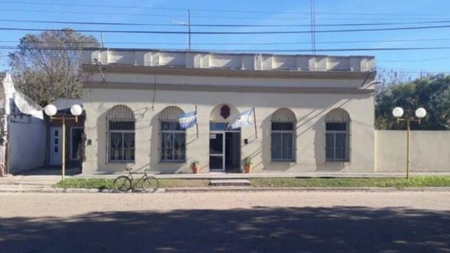 La localidad está ubicada sobre el límite entre Corrientes y Entre Ríos, en el extremo sur correntino.