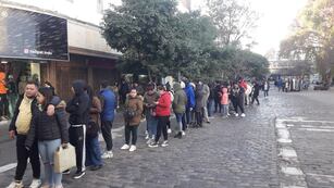 Largas filas para sacar las entradas a La Mona Jiménez en Córdoba.