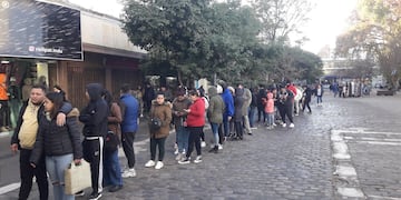 Largas filas para sacar las entradas a La Mona Jiménez en Córdoba.