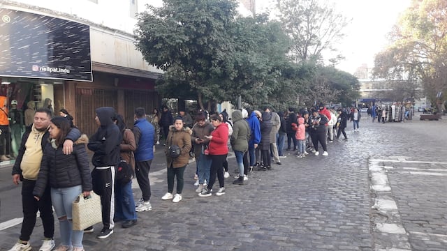 Largas filas para sacar las entradas a La Mona Jiménez en Córdoba.