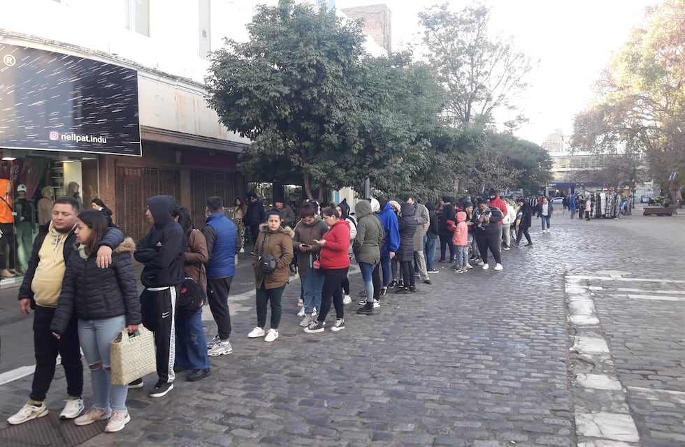 Locura total por La Mona Jiménez: fanáticos pasaron de largo e hicieron largas filas para las entradas al baile