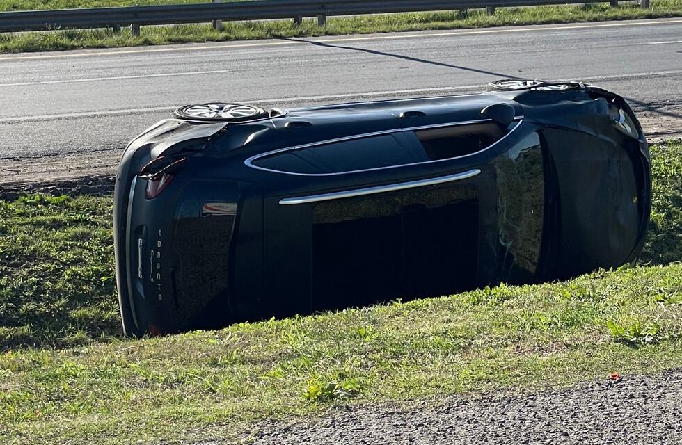 El publicista Ramiro Agulla sufrió un accidente, volcó con su Porsche y resultó ileso