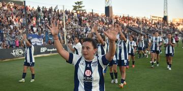 El equipo femenino de Talleres se coronó campeón luego de empatar 0-0 con Defensores de Belgrano en el partido de vuelta de la final por el ascenso a la A de la AFA. (Facundo Luque / La Voz)