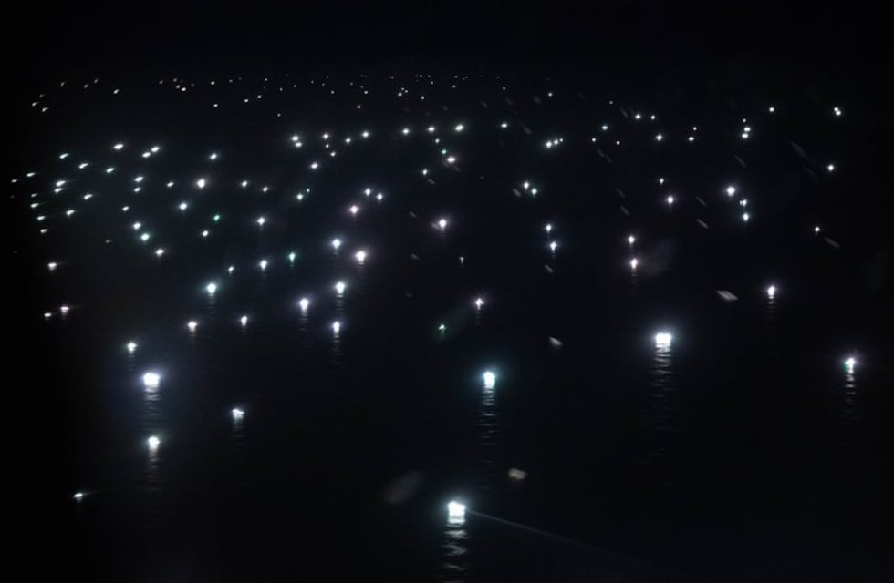 La ciudad de luces que flota en el Mar Argentino y depreda los mares