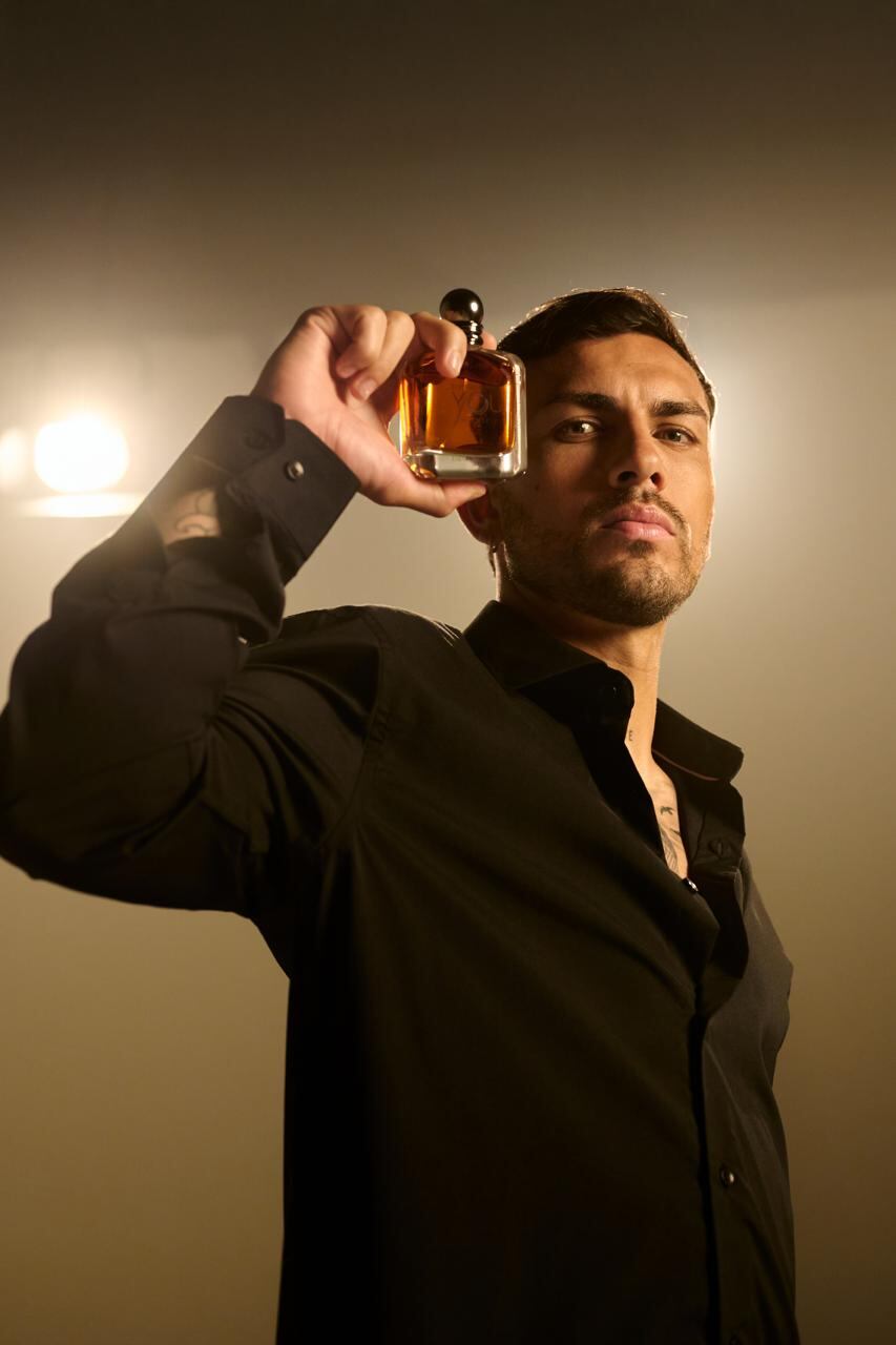 Cuánto cuesta el perfume de Armani que llevó Paredes