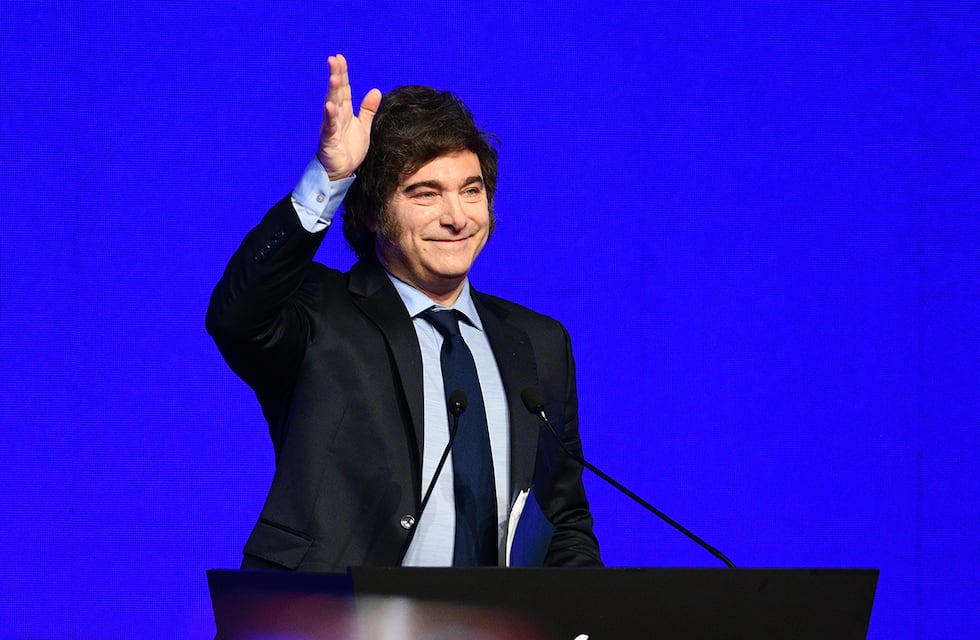 A lo Nino Bravo y Elvis Presley: los videos de Javier Milei cantando durante la entrevista con Yuyito González