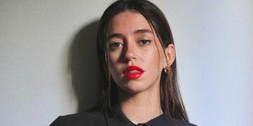 Leticia Siciliani posó con la camisa totalmente desprendida y se le vio de más.