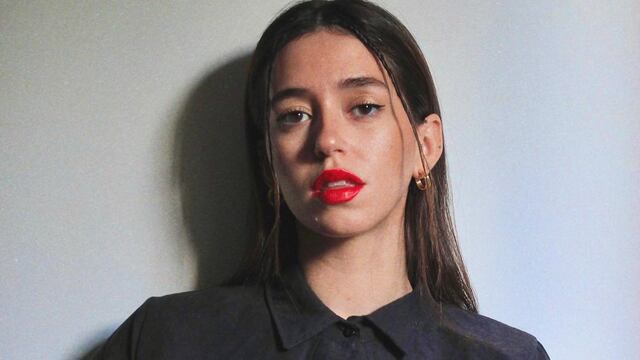 Leticia Siciliani posó con la camisa totalmente desprendida y se le vio de más.