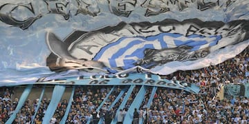 La hinchada de Belgrano, siempre presente para alentar a su equipo.