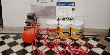 Hallan un compresor abandonado en la vía pública y buscan a su dueño