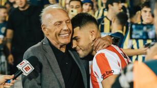 Miguel Ángel Russo junto a su hijo, quien jugó en Instituto. (Foto: Prensa)