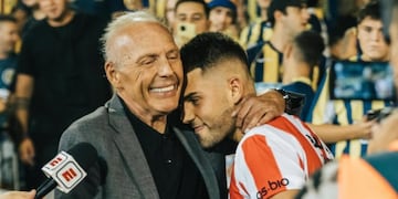 Miguel Ángel Russo junto a su hijo, quien jugó en Instituto. (Foto: Prensa)