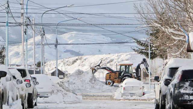 En el marco del operativo invierno la Municipalidad de Ushuaia, ubicado en Defensa Civil, solicitan a los vecinos y vecinas “precaución al transitar en las diferentes arterias de la ciudad".