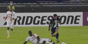 Al ataque. Michael Santos encara para Talleres ante Tolima, en el Kempes, por la Copa Sudamericana. (Facundo Luque)