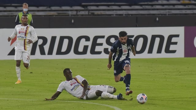 Al ataque. Michael Santos encara para Talleres ante Tolima, en el Kempes, por la Copa Sudamericana. (Facundo Luque)