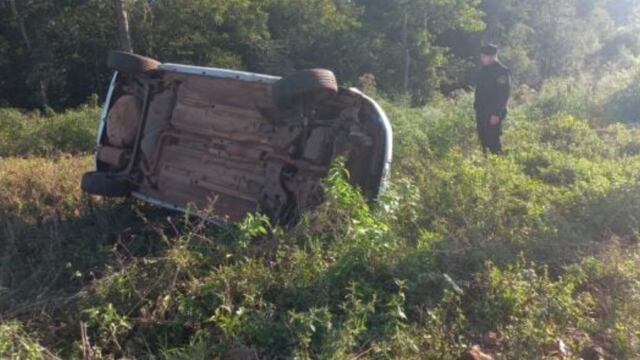 Conductora pierde el control del vehículo al evitar colisión con perro en San Antonio.