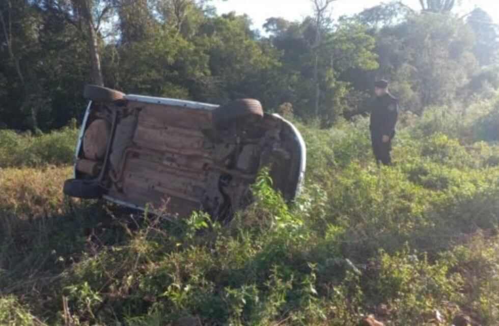 Conductora pierde el control del vehículo al evitar colisión con perro en San Antonio