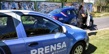 El delincuente se llevó equipo profesional, elementos personales y la llave del móvil.