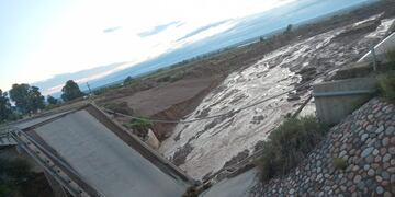 A raíz de las lluvias, el puente de la doble vía situado a la altura de Anchoris (y que ya estaba inhabilitado por la inestabilidad del tramo) se derrumbó durante la madrugada de este sábado. Foto: Twitter @FedeLingua
