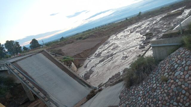 A raíz de las lluvias, el puente de la doble vía situado a la altura de Anchoris (y que ya estaba inhabilitado por la inestabilidad del tramo) se derrumbó durante la madrugada de este sábado. Foto: Twitter @FedeLingua