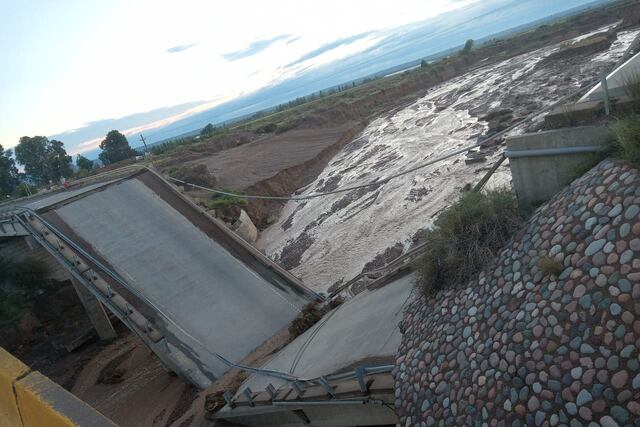 A raíz de las lluvias, el puente de la doble vía situado a la altura de Anchoris (y que ya estaba inhabilitado por la inestabilidad del tramo) se derrumbó durante la madrugada de este sábado. Foto: Twitter @FedeLingua