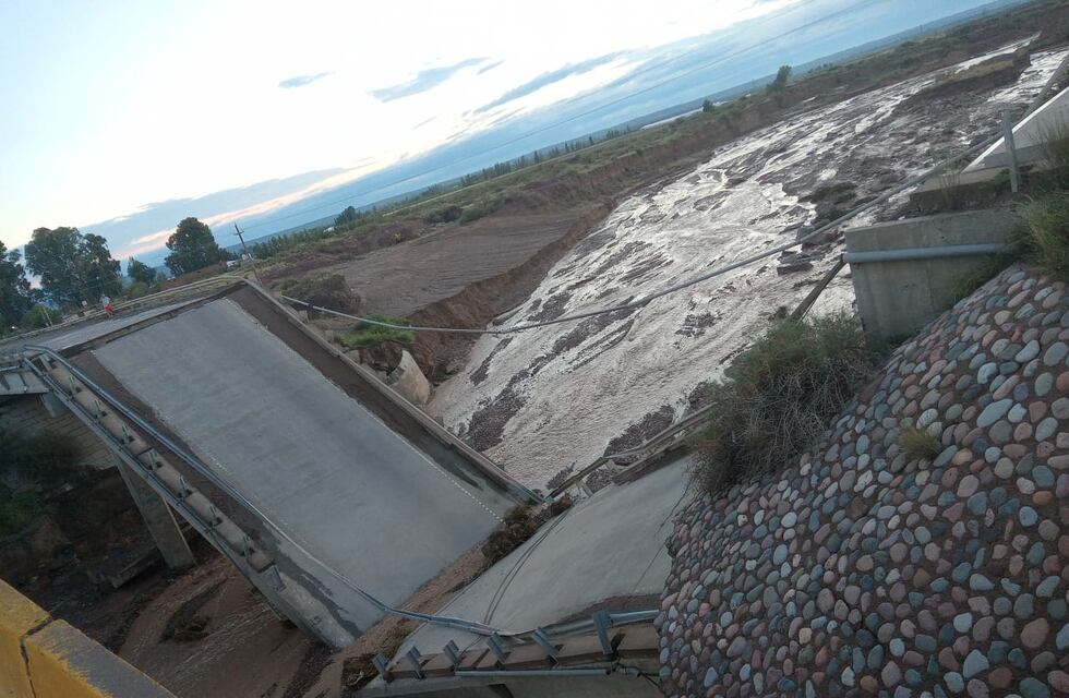 Video: un puente derrumbado, pérdidas por el granizo y podría faltar el agua; el saldo de la tormenta
