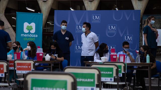 Comenzó a operar el móvil vacunatorio de la UM.