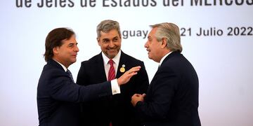 Luis Lacalle Pou, Mario Abdo Benitez y Alberto Fernandez conversan en la última cumbre del Mercosur en Paraguay.